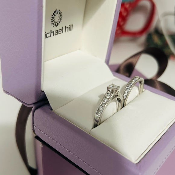 Elegant Silver Diamond Ring Set - Picture 2 of 6